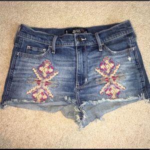 Hollister- Women’s high-waisted Short Shorts